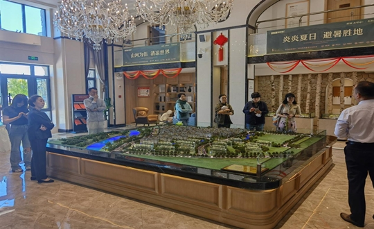 2.绿城发展项目总经理与业主一行参观人生就是博官网·山河府项目_副本.jpg 2.绿城发展项目总经理与业主一行参观人生就是博官网·山河府项目_副本.jpg