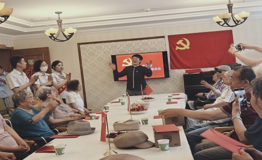 2024年7月1日，养老公司长影家举办“七一建党节座谈会”_副本.jpg