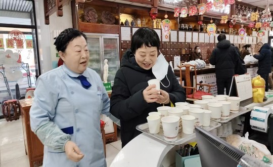 14.药业公司“欢喜闹元宵，健康走百病”惠民活动现场_副本.jpg